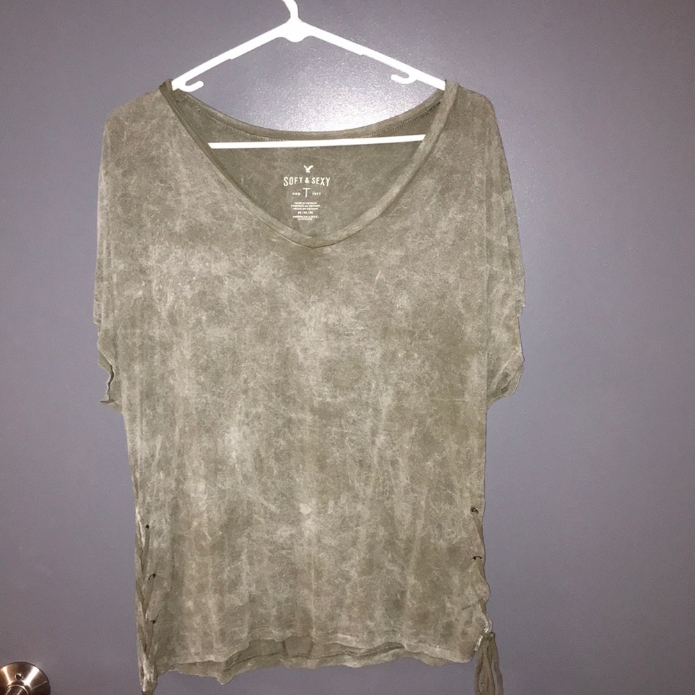 American Eagle v neck shirt